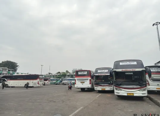 Ilustrasi - Para sopir dan kenek bus di Terminal Pasar Baru Bekasi Timur resah oleh aksi pengamen yang kerap melakukan aksi premanisme. Mereka khawatir, aksi tersebut membuat penumpang enggan naik angkutan umum. (Sumber: Poskota/Nurpini Aulia Rapika)