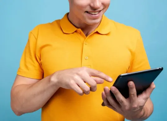 Berikut ini daftar 5 aplikasi pinjaman online resmi berizin OJK yang aman digunakan. (Sumber: Freepik)