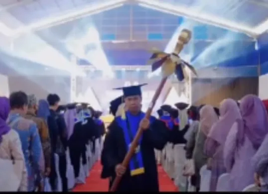 Momen prosesi wisuda SMK di Purwokerto mirip dengan wisuda Perguruan Tinggi. (Sumber: Tangkap Layar TikTok/@eliasvikaltumorang)