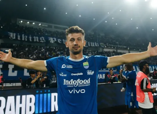 Gelandang andalan PERSIB, Mateo Kocijan, menegaskan bahwa status juara tidak membuat skuadnya lengah. Ia menilai penting untuk menjaga performa hingga musim benar-benar berakhir. (Sumber: Capture Instagram @MKocijan.17)