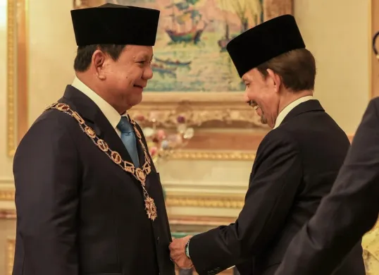 Presiden Republik Indonesia, Prabowo Subianto, menerima penghargaan kehormatan tertinggi dari Kesultanan Brunei Darussalam “Darjah Kerabat Laila Utama Yang Amat Dihormati” (D.K.L.U) dalam kunjungan kenegaraannya. (Sumber: Capture Instagram @Prabowo)