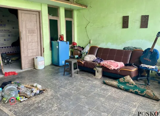 Suasana rumah warga Paku Jaya, Kecamatan Serpong Utara, Kota Tangerang Selatan seusai tergenang banjir, Rabu, 14 Mei 2025. (Sumber: Poskota/Primayanti Juli Kumala)