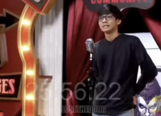 Fito Ditapradja saat tampil dalam acara stand-up comedy yang videonya viral karena menyindir Gubernur Jawa Barat, Dedi Mulyadi. (Sumber: TikTok/@kang.dedi.for.ri)