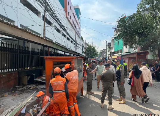 Satpol PP Jakbar melakukan pembongkaran kios PKL di samping RS Dharmais, Palmerah, Jakarta Barat, Rabu, 14 Mei 2025. (Sumber: Poskota/Pandi Ramedhan)