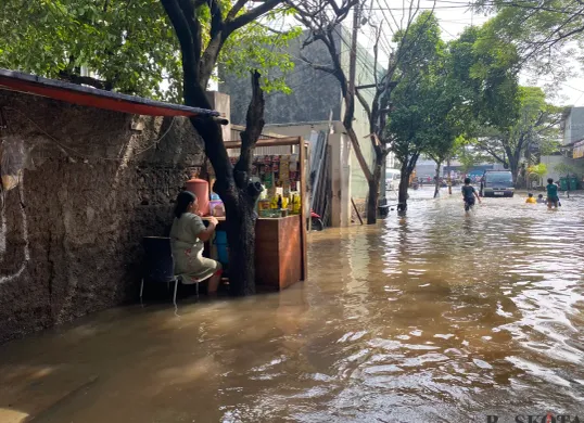 Banjir menggenang pemukiman warga Karya Mulia, Kecamatan Karang Tengah, Kota Tangerang pada Rabu, 13 Mei 2025. (Sumber: Poskota/Prima Juli Manalu)