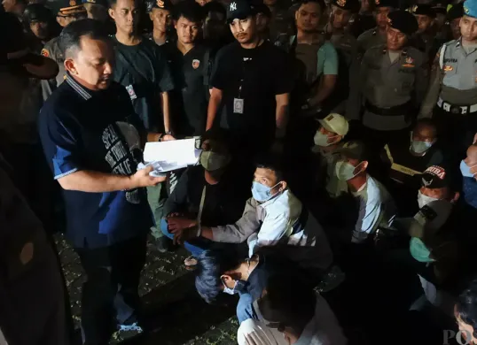Polda Metro Jaya bersama instansi terkait menangkap preman kawasan Kembangan, Jakarta Barat, Selasa, 13 Mei 2025 malam WIB. (Sumber: Poskota/Ali Mansur)