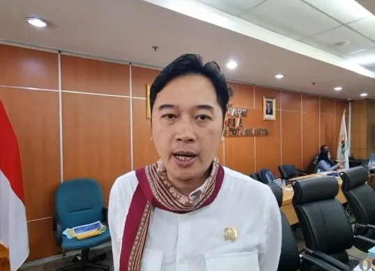 Anggota Komisi A DPRD Jakarta, Kevin Wu, mendesak aparat menindak tegas pungli berkedok ormas di Pasar Induk Kramat Jati, Rabu, 14 Mei 2025. (Sumber: Poskota/Pandi Ramedhan)