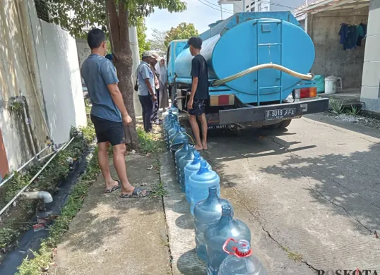 PDAM Tirta Bhagasasi menyalurkan bantuan air bersih di perumahan Panjibuwono, Kelurahan Kedung Pengawas, Kecamatan Babelan, Kabupaten Bekasi. Rabu, 14 Mei 2025. (Sumber: Poskota/Nurpini Aulia Rapika)