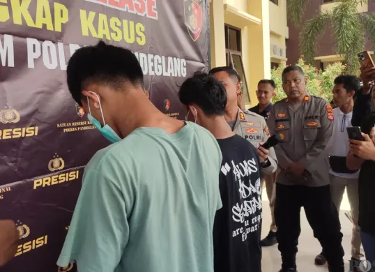 Dua pelajar yang baru lulus SMA saat diamankan di Mapolres Pandeglang atas kasus kepemilikan sajam. (Sumber: Poskota/Samsul Fatoni)