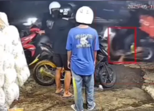 Pemuda di Madiun dikeroyok oleh sekelompok pria yang tidak dikenal saat hendak mengisi bensin di warung. (Sumber: Tangkap Layar Instagram/@medsoszone)