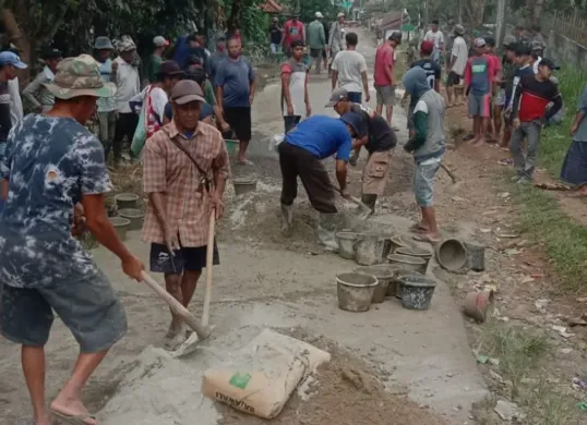 Puluhan warga Cadasari, Pandeglang, saat gotong royong memperbaiki jalan rusak. (Sumber: Dok. Warga)