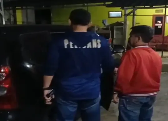 Tersangka AJ (jaket merah) saat diamankan Tim Jatanras karena diduga melakukan pemerasan tenaga kerja. (Sumber: Satreskrim Polres Serang)