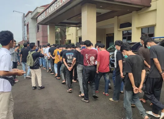 Puluhan pelajar dari beberapa sekolah saat dilakukan pembinaan di Mapolres Pandeglang. (Sumber: Poskota/Samsul Fatoni)
