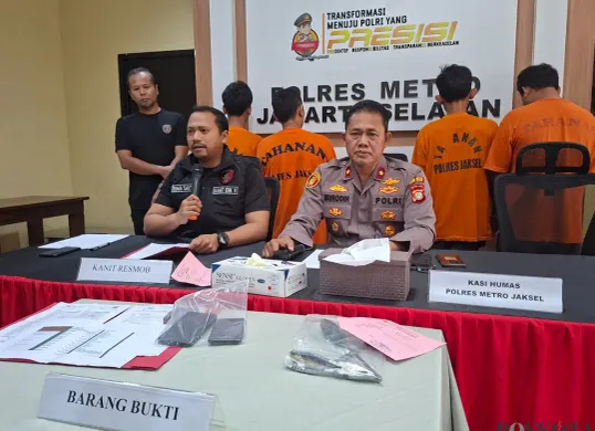 Polisi menangkap Sambo Cs yang telah 10 kali merampas motor dengan modus debt collector gadungan. (Sumber: Poskota/Angga Pahlevi)