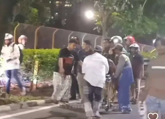 Kecelakaan beruntun diduga gegara pengemudi mobil mabuk di kawasan Kembangan, Jakarta Barat, Selasa, 13 Mei 2025 malam. (Sumber: Instagram/warga.jakbar)