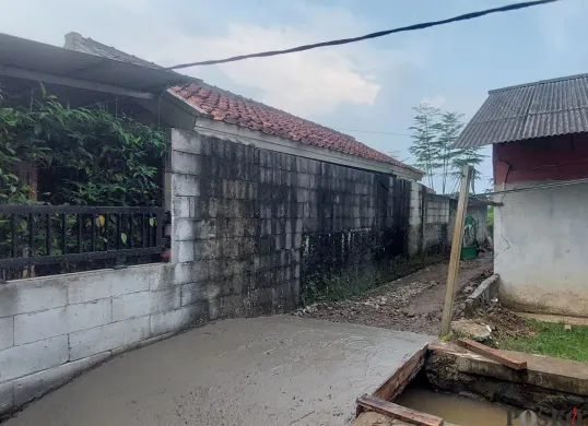 Akses jalan yang jadi pemicu konflik antara dua pemilik rumah di Rancabungur, Kabupaten Bogor, Rabu, 14 Mei 2025. (Sumber: Poskota/Sekar Putri Andini)