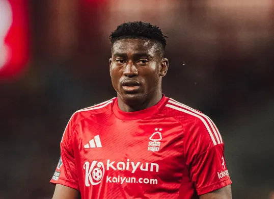Striker Nottingham Forest, Taiwo Awoniyi koma setelah menjalani operasi cedera di bagian perut akibat membentur mistar gawang. (Sumber: Instagram @officialnffc)