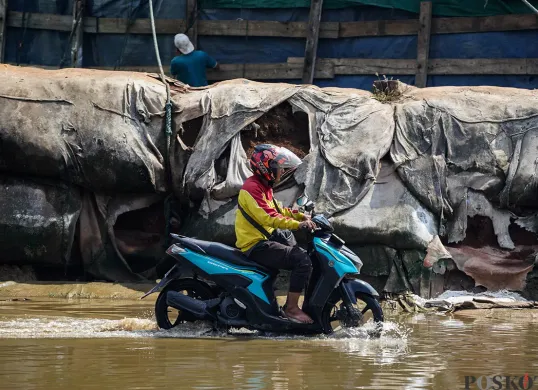 Ilustrasi banjir. (Sumber: Poskota/Bilal Nugraha Ginanjar)