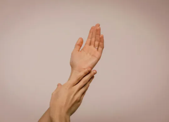 Tips alami atasi tangan kasar dan keriput. (Sumber: Pexels/Juan Pablo Serrano)