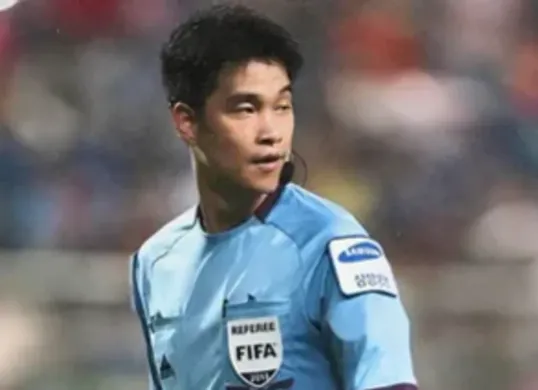 Kim Jong-hyeok jadi wasit dalam pertandingan krusial antara Timnas Indonesia melawan Jepang di laga terakhir babak ketiga Kualifikasi Piala Dunia 2026 zona Asia. (Sumber: Instagram/@forumwasitindonesia)