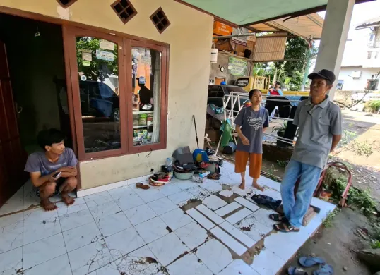 Ketua RT 02, RW 02, Bojongsari, Depok, Sudadi mengecek TKP pencurian motor di daerahnya, Kamis, 15 Mei 2025. (Sumber: Poskota/Angga Pahlevi)