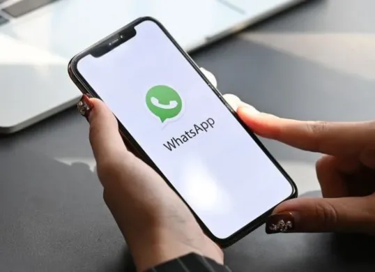 Ilustrasi modus penipuan via WhatsApp termasuk penawaran pinjol ilegal. (Sumber: Pinterest)