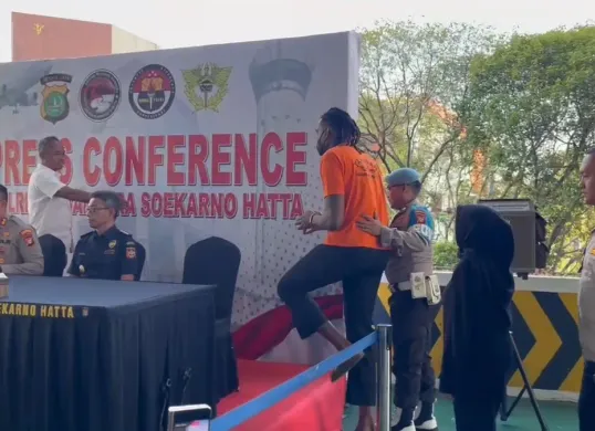 Pemain Tangerang Hawks Basketball asal Amerika Serikat (AS) Jarred Dwayne Shaw ditangkap Polres Bandara Soekarno-Hatta terkait permen ganja. (Sumber: Poskota/Ali Mansur)