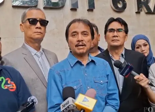 Eks Menpora Roy Suryo, selesai menjalani pemeriksaan pencemaran nama baik terkait tudingan ijazah palsu Jokowi di Polda Metro Jaya, Jakarta Selatan, Kamis, 15 Mei 2025. (Sumber: Poskota/Ali Mansur)