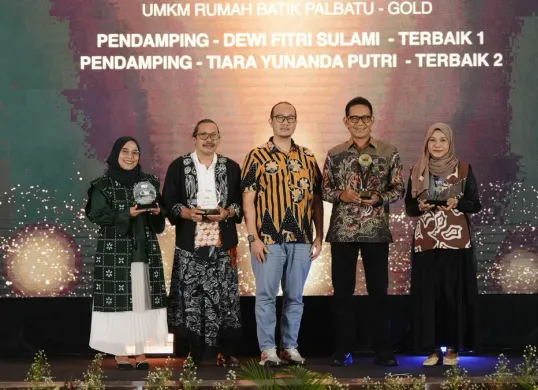 (Kedua kanan) General Manager PLN UID Jakarta Raya, Moch. Andy Adchaminoerdin menerima 4 penghargaan Bina Mitra UMKM 2025 di Gedung Smesco, Jakarta, Rabu, 14 Mei 2025. (Sumber: Dok. PLN UID Jakarta Raya)