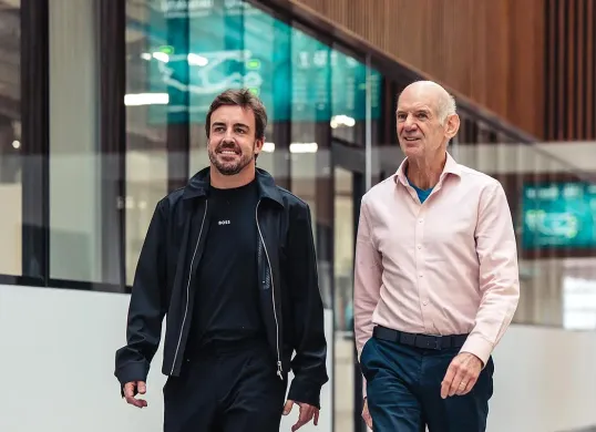 Adrian Newey (kanan) dan pembalap andalan Aston Martin, Fernando Alonso. (Sumber: Instagram @astonmartinf1)