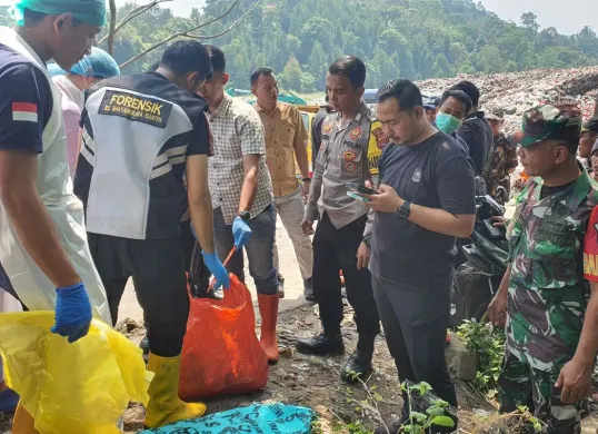 Evakuasi jasad bayi di Serang ke RS Bhayangkara. (Sumber: Dok. Polsek Taktakan)