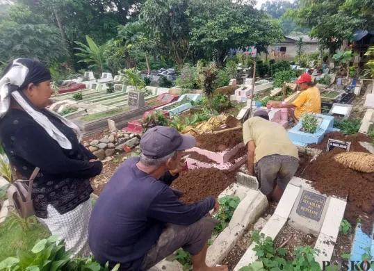 Proses relokasi jenazah yang makamnya rusak diterjang longsor di TPU Batakal, Batutulis, Kota Bogor, Kamis, 15 Mei 2025. (Sumber: Poskota/Sekar Putri Andini)