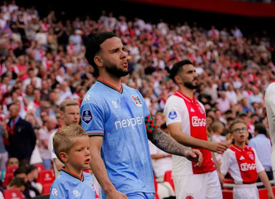 Pemain Timnas Indonesia, Calvin Verdonk saat menjadi kapten NEC Nijmegen di laga kontra Ajax Amsterdam. (Sumber: Instagram @necnijmegen)