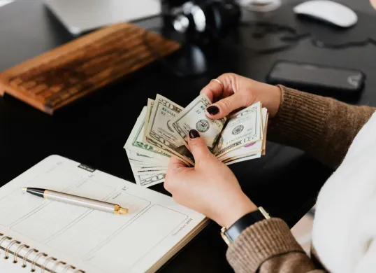 Cara cepat menabung untuk modal usaha. (Sumber: Pexels/Kaboompics.com)