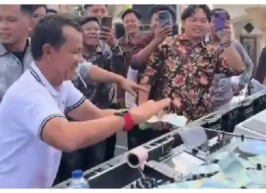 Pria yang diduga Anggota DPRD Lampung Utara, Hatami saat sedang menyawer DJ Rere Monique (Sumber: X/@ilhampid)