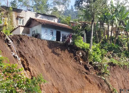 Kondisi lokasi bencana longsor di Desa Cibogo, Kecamatan Lembang, Kamis, 15 Mei 2025. (Sumber: Poskota/Gatot Poedji Utomo)
