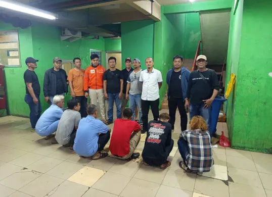 Polisi menangkap sebanyak enam preman yang kerap melakukan pungutan liar (pungli) di kawasan Pasar Kramat Jati, Jakarta Timur. (Sumber: Dok. Polres Jakarta Timur)