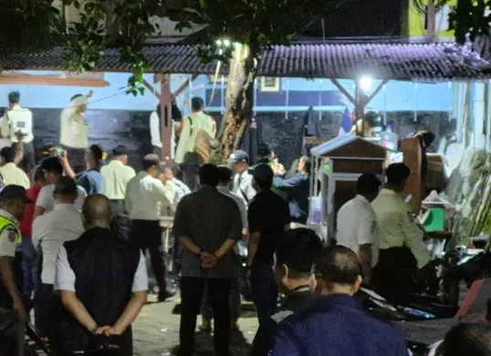 Kegiatan pembongkaran posko organisasi masyarakat (ormas) BPPKB Banten yang berada di kawasan Pasar Induk Kramat Jati, Rabu, 14 Mei 2025 malam. (Sumber: Dok. Polsek Kramat Jati)
