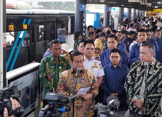 Gubernur Jakarta Pramono Anung dan Wali Kota Tri Adhianto saat meresmikan TransJabodetabek Rute Vida Bekasi - Cawang di Halte  Cawang Sentral, Jakarta Timur, Kamis 15 Mei 2025. (Sumber: Poskota/M. Tegar Jihad)