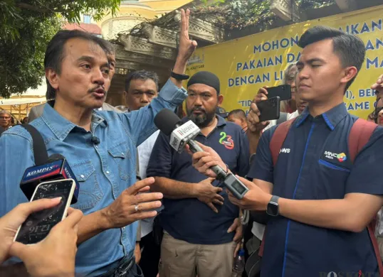 Eks Menpora Roy Suryo memenuhi panggilan pemeriksaan sebagai saksi kasus dugaan pencemaran nama baik terkait tudingan ijazah palsu eks Presiden RI Joko Widodo di Polda Metro Jaya, Jakarta Selatan, Kamis, 15 Mei 2025. (Sumber: Poskota/Ali Mansur)