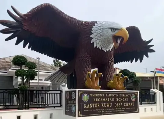 Patung rajawali di Indramayu viral karena terlihat realistis meski dengan biaya yang minim. (Sumber: Instagram/indramayuinfo)