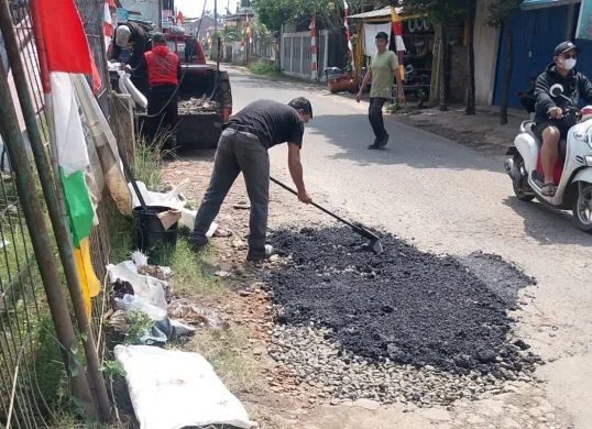 Petugas PUPR Kota Depok memperbaiki kerusakan di Jalan Al Muhajirin, Sawangan, Kamis, 15 Mei 2025. (Sumber: Dok. Dinas PUPR Depok)