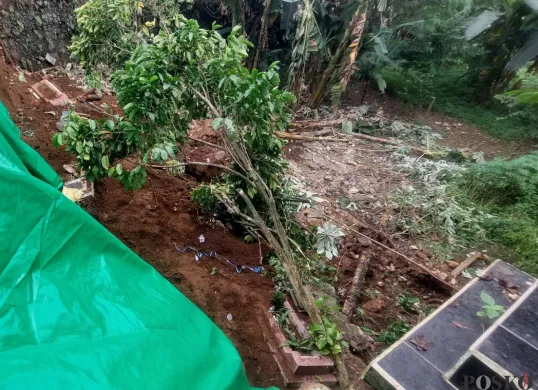 TPU Batakal, Batu Tulis, Kota Bogor mengalami longsor dan mengakibatkan delapan makam rusak, Kamis, 15 Mei 2025. (Sumber: Poskota/Sekar Putri Andini)