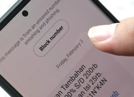 Ilustrasi modus penipuan pinjol ilegal melalui WhatsApp dan SMS. (Sumber: Lentera Dana Nusantara)