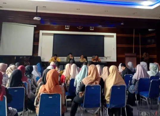 Ratusan guru honorer lulusan PPG beraudiensi di Kantor Disdikpora Pandeglang, Kamis, 15 Mei 2025. (Sumber: Poskota/Samsul Fatoni)