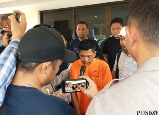 Tersangka pembunuhan di Jl. Ganesa Boulevard, Desa Pasiranji, Kecamatan Cikarang Pusat, Kabupaten Bekasi, Kamis, 15 Mei 2025. (Sumber: Poskota/Nurpini Aulia Rapika)