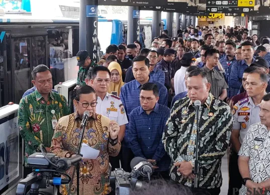 Gubernur Jakarta Pramono Anung dan Wali Kota Bekasi Tri Adhianto meresmikan TransJabodetabek Rute Vida Bekasi-Cawang di Halte Sentral Cawang, Jakarta Timur, Kamis, 15 Mei 2025. (Sumber: Poskota/M. Tegar Jihad)