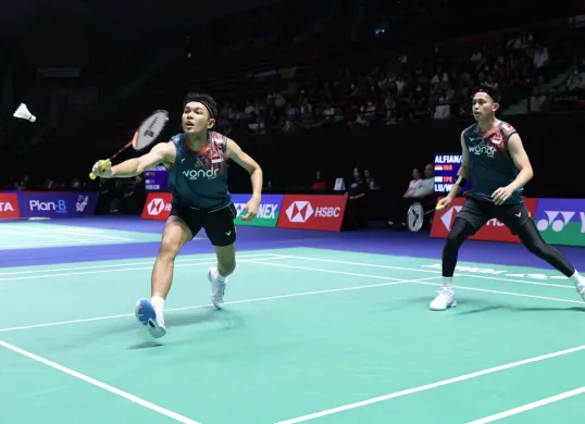 Aksi pasangan ganda putra Indonesia Fajar/Rian di Thailand Open 2025. (Sumber: PBSI)