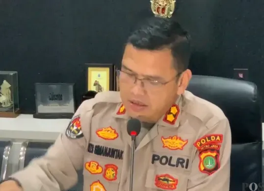 Kepala Sub Bidang Penerangan Masyarakat Polda Metro Jaya AKBP Reonald Simanjuntak, di di Polda Metro Jaya, Jakarta Selatan, Jumat, 16 Mei 2025. (Sumber: Poskota/Ali Mansur)