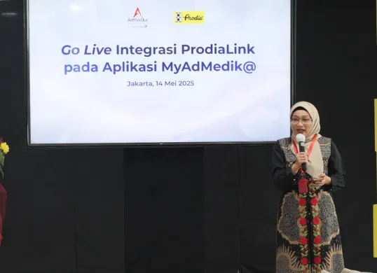 Direktur Utama AdMedika Dian Prambini saat memberikan sambutan pada acara seremoni Go Live Integrasi ProdiaLink pada Aplikasi MyAdMedik@ di Aula Lt. 7 Gedung Grha Prodia Utama, Raden Saleh, Jakarta, pada Rabu, 14 Mei 2025.